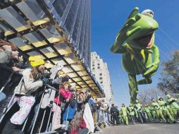 Algunos globos hacen las delicias de los asistentes a una de las más grandes fiestas de la Unión Americana. EFE  /