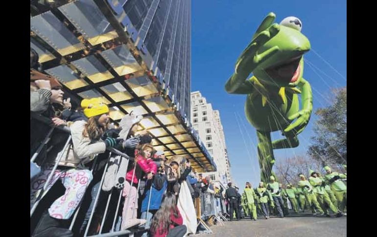 Algunos globos hacen las delicias de los asistentes a una de las más grandes fiestas de la Unión Americana. EFE  /