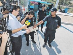 El director de Ingresos de Zapopan, Fernando Espinoza, entrega un informe sobre las multas por la descarga de aguas residuales.  /