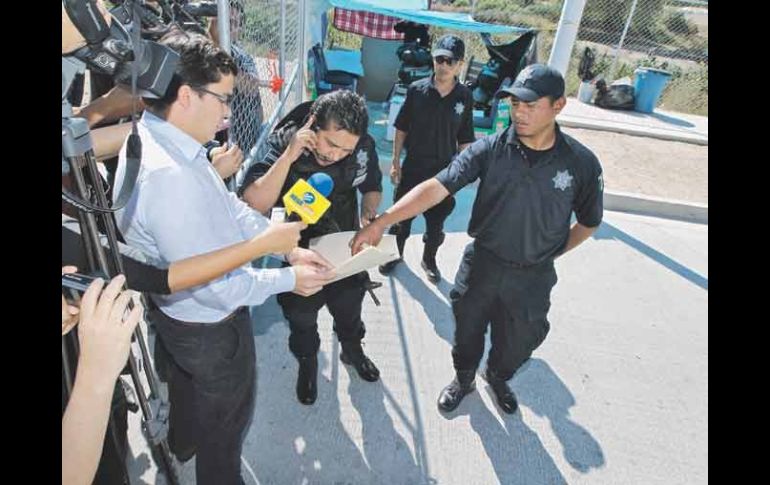 El director de Ingresos de Zapopan, Fernando Espinoza, entrega un informe sobre las multas por la descarga de aguas residuales.  /