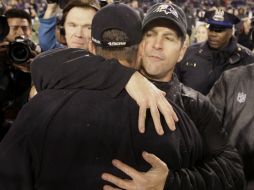 El entrenador de Baltimore,John Harbaugh, abraza a su hermano Jim al finalizar el partido. AP  /