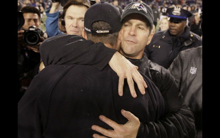 El entrenador de Baltimore,John Harbaugh, abraza a su hermano Jim al finalizar el partido. AP  /