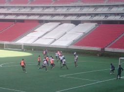 Guadalajara cerró su preparación con futbol informal.  /