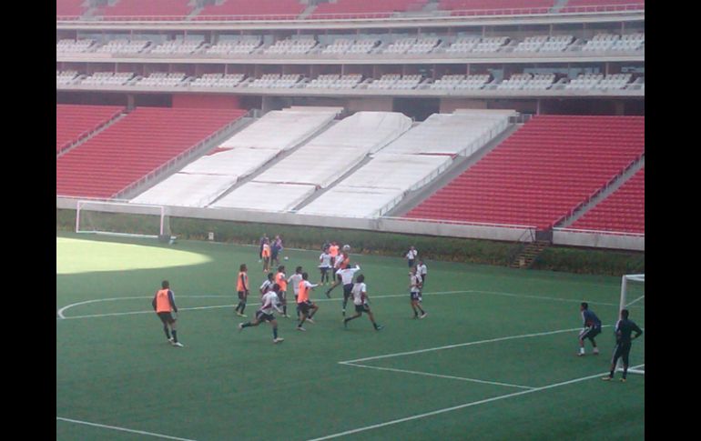 Guadalajara cerró su preparación con futbol informal.  /