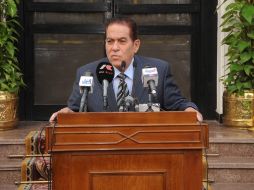 En la imagen aparece el recién nombrado primer ministro de Egipto, Kamal al-Ganzouri durante una rueda de prensa en El Cairo. EFE  /