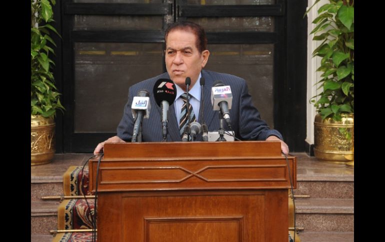 En la imagen aparece el recién nombrado primer ministro de Egipto, Kamal al-Ganzouri durante una rueda de prensa en El Cairo. EFE  /