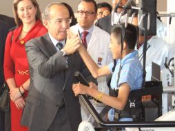 El Presidente Felipe Calderón compartió con varios niños con capacidades especiales usuarios del CRIT.  /