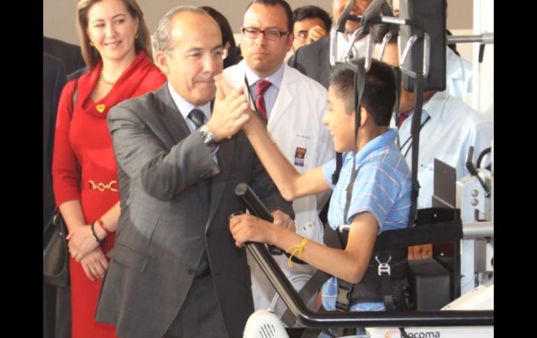 El Presidente Felipe Calderón compartió con varios niños con capacidades especiales usuarios del CRIT.  /