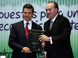 El priísta Enrique Peña Nieto, recibió un reconocimiento en el aniversario Concanaco Servytur. NTX  /