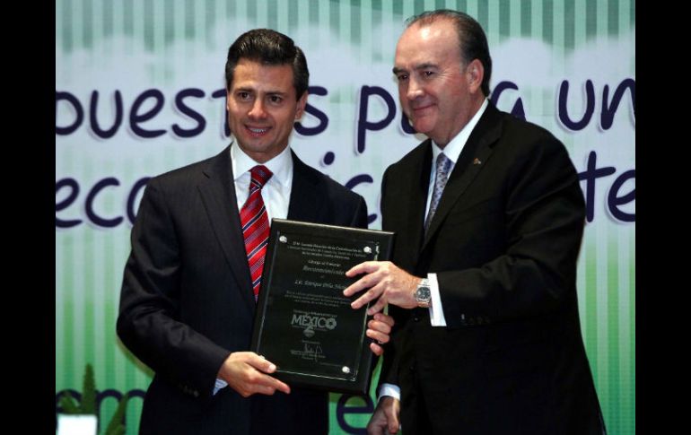 El priísta Enrique Peña Nieto, recibió un reconocimiento en el aniversario Concanaco Servytur. NTX  /