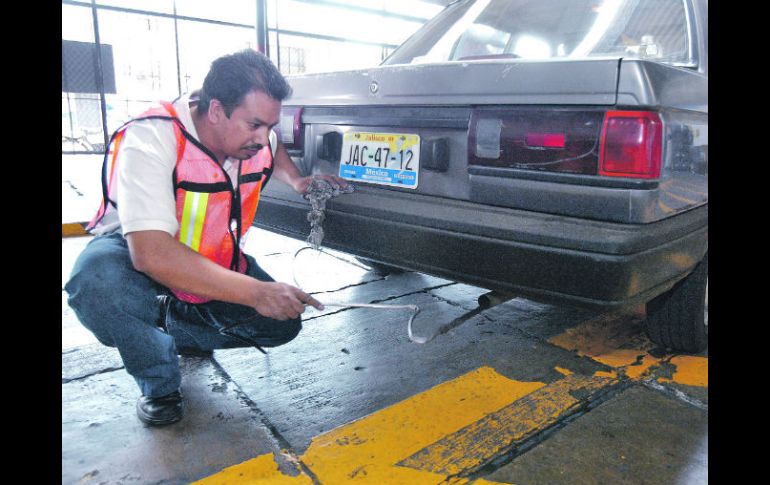 En Jalisco hay 758 talleres acreditados para otorgar los hologramas de verificación vehicular.  /