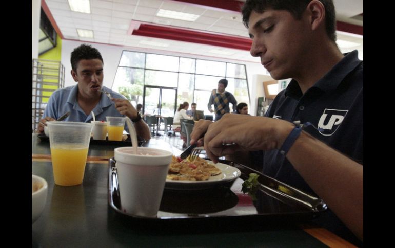 Nutrióloga indica que la práctica de ejercicio físico es fundamental para no subir de peso en esta tempora.  /