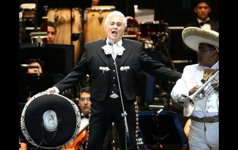 Durante el evento, el cantante ofreció repertorio de piezas clásicas, así como temas de mariachi. EFE  /