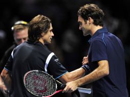 Ferrer y el ganador Federer estrechan las manos al final del torneo. AFP  /