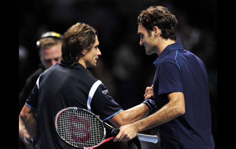 Ferrer y el ganador Federer estrechan las manos al final del torneo. AFP  /