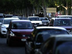 Decenas de automovilistas llevan por lo menos 30 minutos parados sobre Avenida Patria. ARCHIVO  /