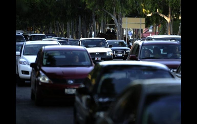 Decenas de automovilistas llevan por lo menos 30 minutos parados sobre Avenida Patria. ARCHIVO  /