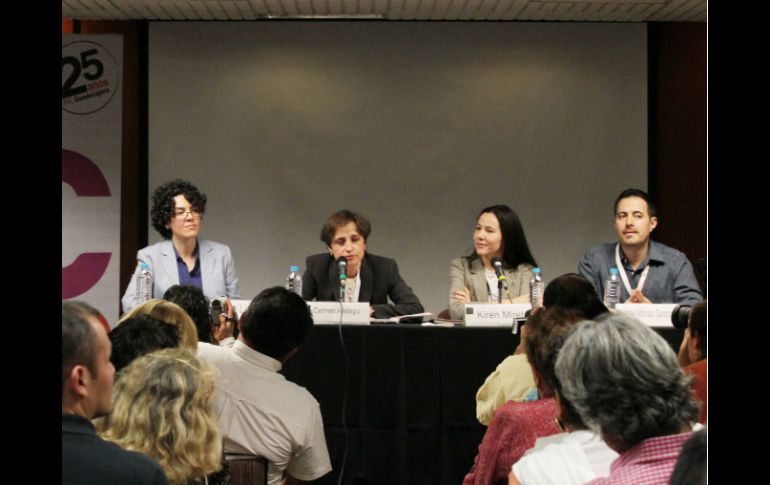 Aristegui (C-D) y la escritora Kirén Miret (C) durante la presentación de 'Espejos, mocos, cucarachas... y otras pócimas curiosas'.  /