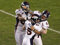 Los jugadores de los Broncos celebran la victoria sobre San Diego en tiempo extra. AP  /