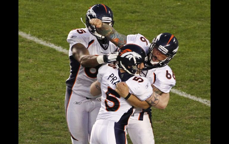 Los jugadores de los Broncos celebran la victoria sobre San Diego en tiempo extra. AP  /