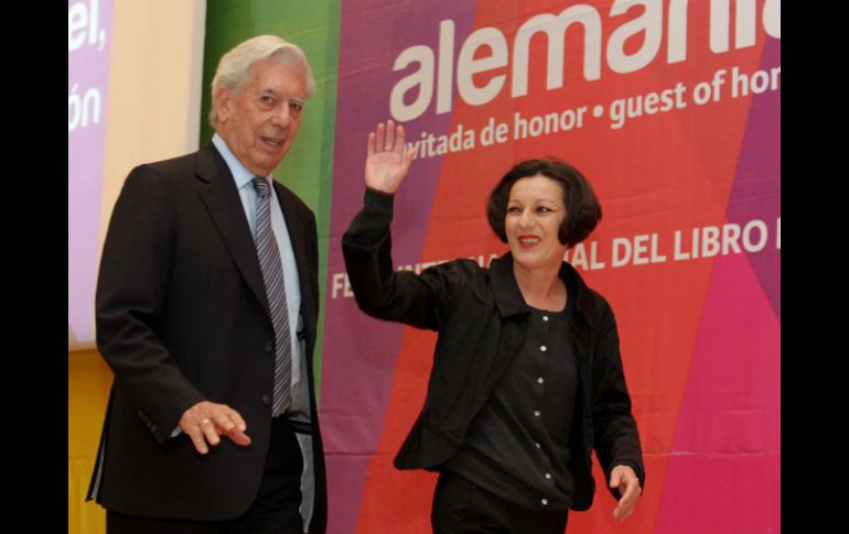 Los Premio Nobel de Literatura Mario Vargas Llosa y Herta Müller encontraron refugio en la literatura durante su adolescencia.  /