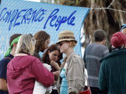 Activistas se reúnen afuera del centro donde se celebra la conferencia sobre el cambio climático de las Naciones Unidas. EFE  /