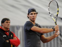 El tenista español entrena en las instalaciones del Estadio de la Cartuja, donde se disputará la final de la Copa Davis. EFE  /