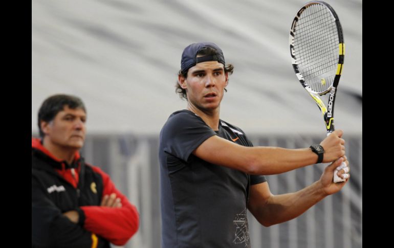 El tenista español entrena en las instalaciones del Estadio de la Cartuja, donde se disputará la final de la Copa Davis. EFE  /