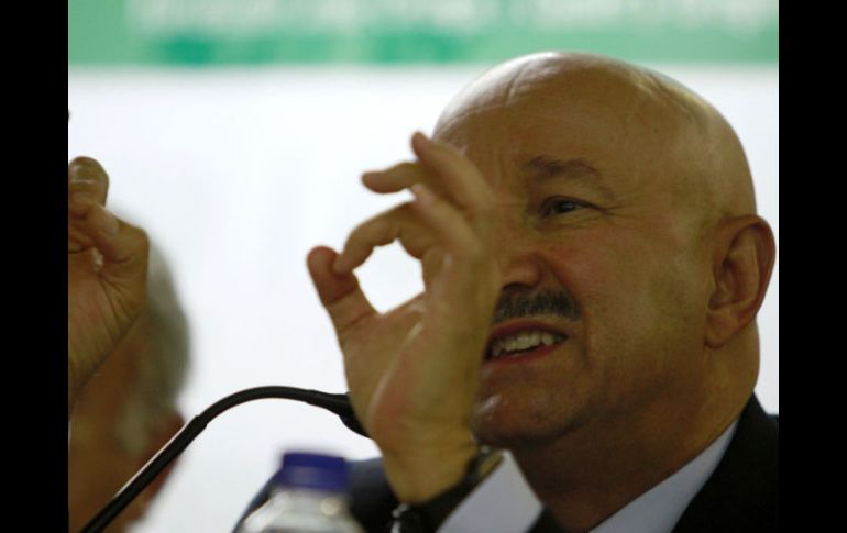 El ex presidente Carlos Salinas de Gortari dijo que se le debe dar mayor poder a los habitantes.  /