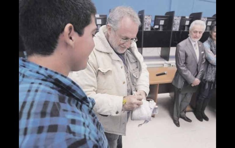 Javier Sicilia firma autógrafos a estudiantes de la Prepa 5.  /