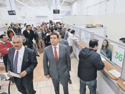 Héctor Vielma (centro) encabezó la inauguración de las oficinas administrativas en el complejo de la Calle 2, en Parres Arias.  /