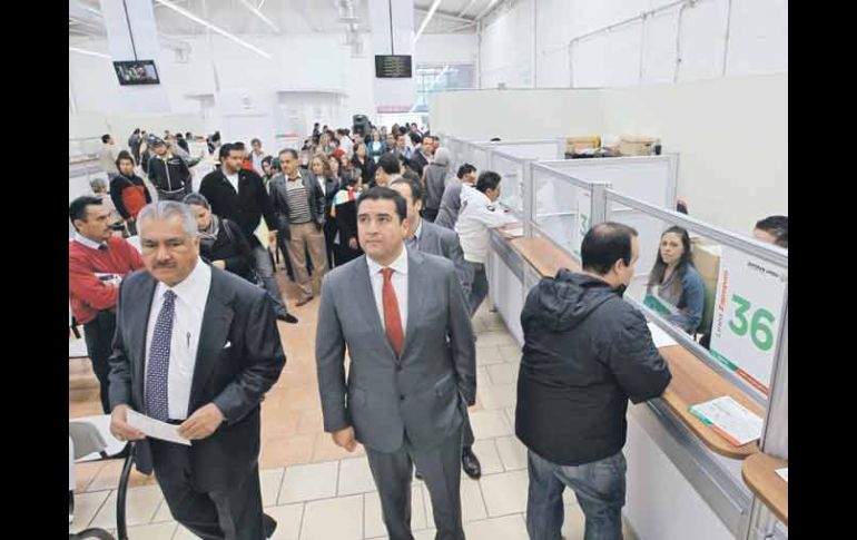 Héctor Vielma (centro) encabezó la inauguración de las oficinas administrativas en el complejo de la Calle 2, en Parres Arias.  /