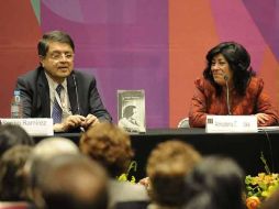 En la presentación, el escritor Sergio Ramírez estuvo acompañado de su par española, Almudena Grandes.  /