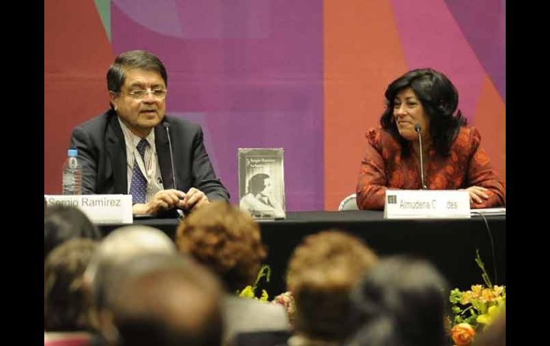 En la presentación, el escritor Sergio Ramírez estuvo acompañado de su par española, Almudena Grandes.  /