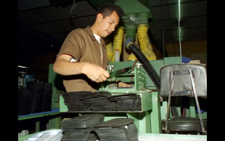 Una de las tres empresas establecidas en el parque industrial se dedica a la fabricación de calzado. ARCHIVO  /