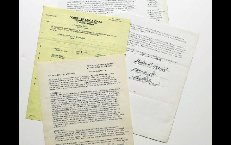 El contrato en el que Steve Jobs, Ronald Wayne y Stephen Wozniak estamparon sus firmas en 1976 para fundar Apple. EFE  /