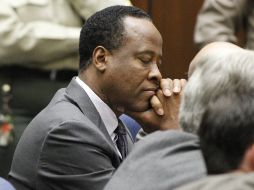 INEXPRESIVO. Conrad Murray permaneció en silencio a lo largo de la audiencia donde fue condenado. REUTERS  /