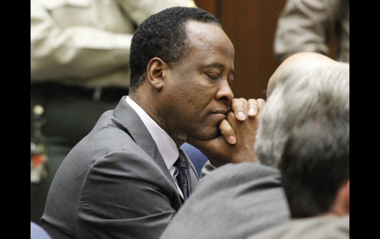 INEXPRESIVO. Conrad Murray permaneció en silencio a lo largo de la audiencia donde fue condenado. REUTERS  /