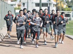 Jugadores rojinegros trotan durante al entrenamiento que realizaron ayer.  /