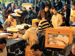 Oficiales electorales cuentan votos en un centro de conteo al finalizar el segundo día de votaciones en El Cairo. EFE  /