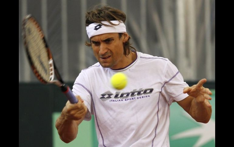 El tenista español David Ferrer durante el entrenamiento en la pista del estadio Olímpico de La Cartuja en Sevilla. EFE  /