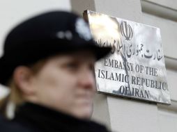 Una oficial de policía está fuera de la embajada de Irán en el centro de Londres. REUTERS  /