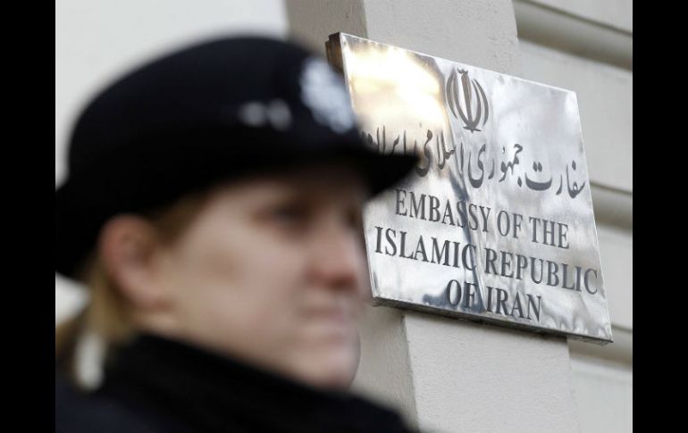 Una oficial de policía está fuera de la embajada de Irán en el centro de Londres. REUTERS  /