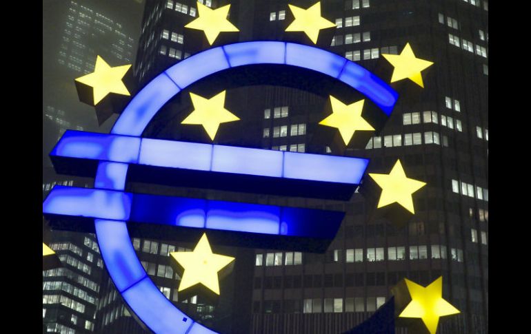 Letrero luminoso con el símbolo del euro ante el edificio del Banco Central Europeo en la ciudad de Fráncfort, Alemania. EFE  /