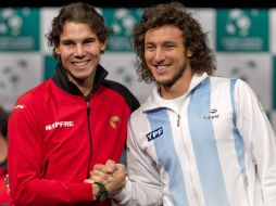 Rafael Nadal y Juan Mónaco durante el sorteo para el primer partido de la final de Copa Davis. EFE  /