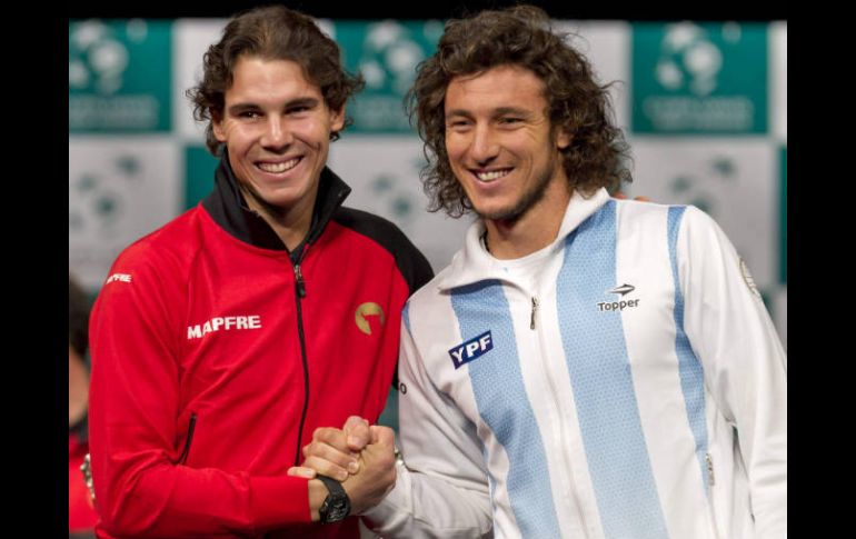 Rafael Nadal y Juan Mónaco durante el sorteo para el primer partido de la final de Copa Davis. EFE  /