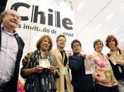 Esta mañana hubo festejos en el stand de Chile en la FIL por la designación del Premio Cervantes a Nicanor Parra.  /