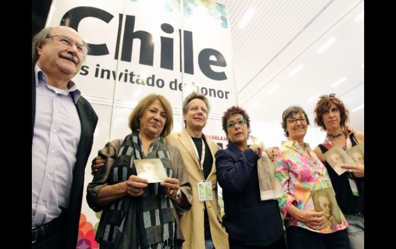 Esta mañana hubo festejos en el stand de Chile en la FIL por la designación del Premio Cervantes a Nicanor Parra.  /