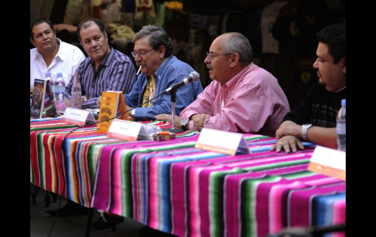 Los hermanos Taibo invitaron a los comerciantes a leer y para ello anunciaron que próximamente donarán una biblioteca.  /