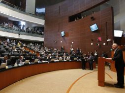 Los senadores dictaminaron que los funcionarios publicos mientras son procesados, no pueden perder su cargo.  /